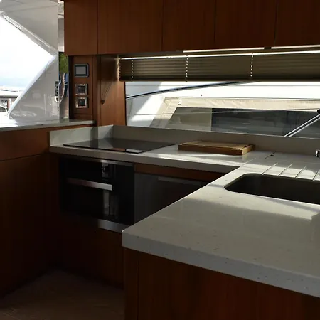 Motor Yacht Sunseeker Manhattan 52 Hotel en barco *