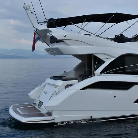 Motor Yacht Sunseeker Manhattan 52 Hotel en barco Opatija